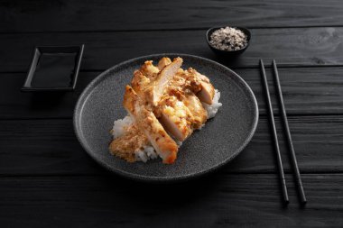 Tavuklu Tayland kahvaltısı Gai Pad Pongali. Yakın plan. Pan-Asya mutfağı. Karışık Tayland yemekleri.