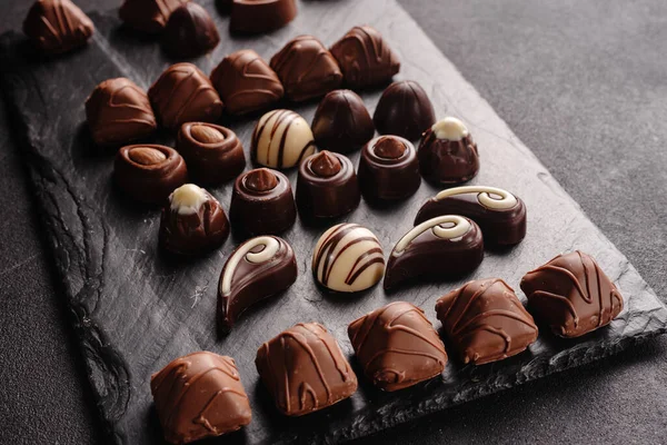 Sok Különböző Csokoládé Egy Sor Finom Csokoládé Háttérben — Stock Fotó