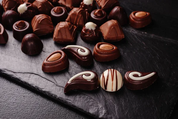 Csokoládé Cukorka Különböző Töltelékek Édes Étel Háttér Keverjük Össze Gyufa — Stock Fotó