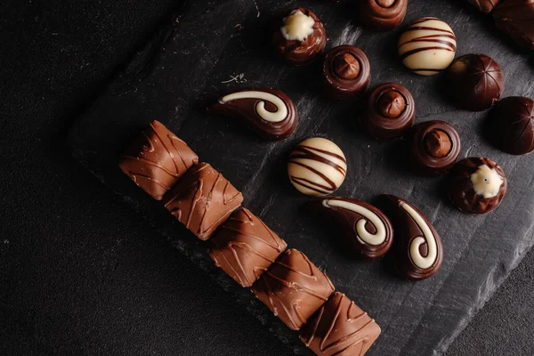 Csokis Cukorka Sötét Háttérrel Első Látásra Sok Különböző Csokoládé Finom — Stock Fotó