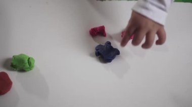 Çocuk yukarıdan görülen kille oynuyor. Üst görünüm.