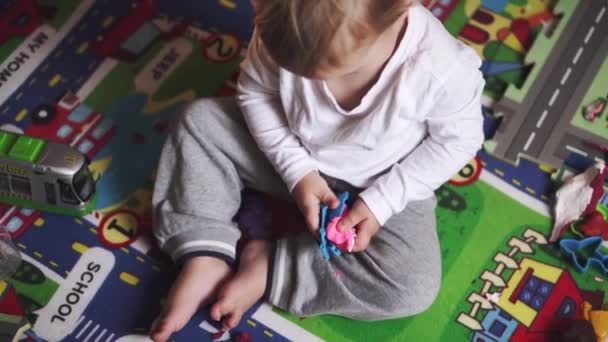 一个玩塑料的小男孩的手 顶视图 — 图库视频影像