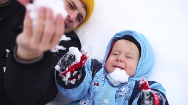 Zimní Víkend Šťastné Dětství Táta Kluk Leželi Sněhu Hráli Sněhu — Stock video