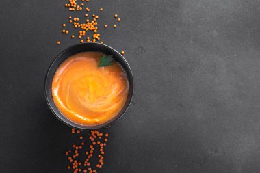 Kırmızı mercimek çorbasını yukarıdan koyu bir arka plan manzarasında ezdim. Metin için alanı kopyala, tarifi yaz, malzemeleri kopyala.