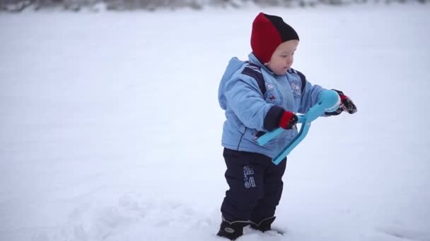 Kisfiú Hógolyókat Csinál Hóból Egy Hógolyós Játékkal Téli Gyermekek Játékok — Stock videók