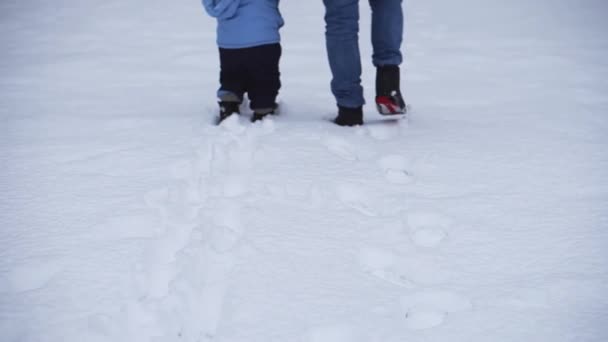 Papa Zijn Zoon Lopen Sneeuw Voeten Van Het Kind Zijn — Stockvideo