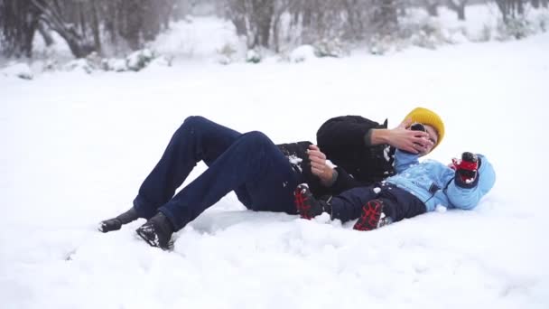 Fin Semana Invierno Una Infancia Feliz Papá Niño Tirados Nieve — Vídeos de Stock
