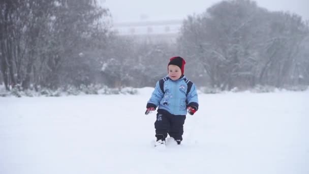 Bambino Sorride Cammina Nella Neve Una Passeggiata Inverno Bambino Felice — Video Stock