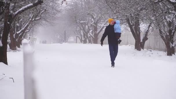 Apa Kisfia Télen Sétálnak Parkban Boldog Család — Stock videók