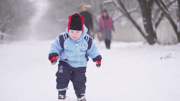 Eine Familie Spielt Winter Schneebälle Ein Schneeball Trifft Ein Kind — Stockvideo