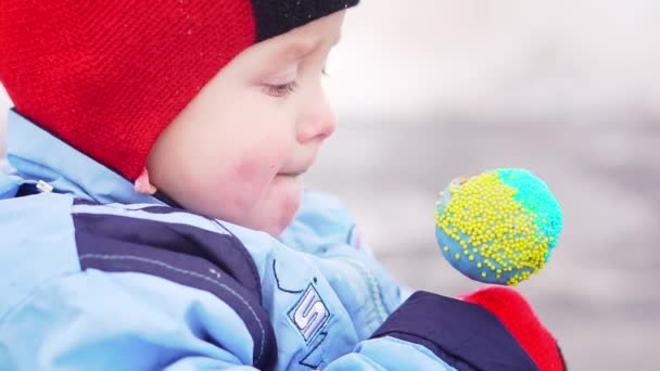 Egy Gyerek Édességet Eszik Egy Karácsonyi Partin Gyerekek Karácsonyi Piacon — Stock videók