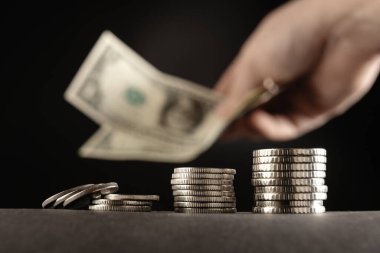 Birleşik Devletler 'de sosyal yardım. Bozuk paralar ve dolarlar arka planda. Yardım parası kavramı.