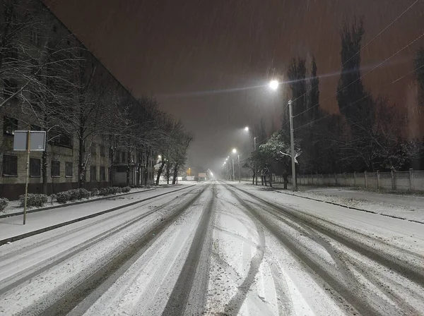 Gece Lambalarının Parlak Işığında Karla Kaplı Cadde — Stok fotoğraf