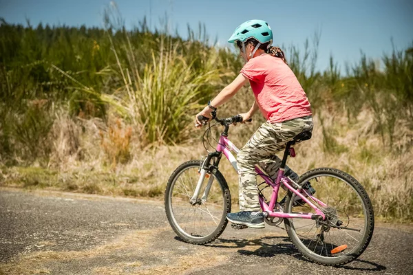 一个快乐的白人女孩骑自行车在自然背景下的户外肖像 高质量的照片 — 图库照片