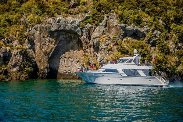 Toeristische Boot Met Toeristen Kijken Traditionele Rock Carving Meer Taupo — Stockfoto