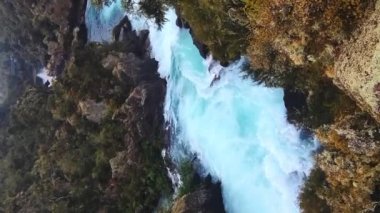Huka 'daki nehir akıntıları Taupo ya da Rotorua Yeni Zelanda' nın kuzeyindeki Yeni Zelanda adasının yakınlarına dökülür. Yüksek kalite fotoğraf
