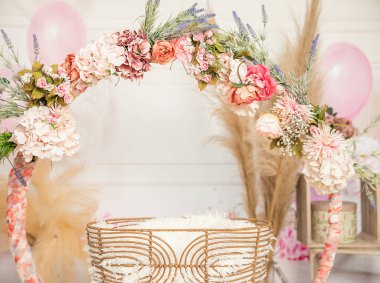 Birinci yaş günü pastası için pembe ve beyaz süsleme. Stüdyo fotoğraf çekimi. Balonlar, kağıt dekorlar, pasta ve süslemeler. Yüksek kalite fotoğraf