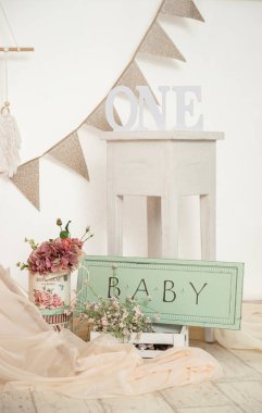 Birinci yaş günü pastası için pembe ve beyaz süsleme. Stüdyo fotoğraf çekimi. Balonlar, kağıt dekorlar, pasta ve süslemeler. Yüksek kalite fotoğraf