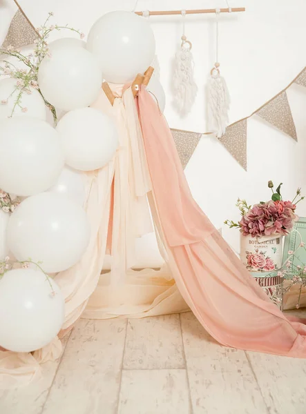 粉红和白色装饰为1岁生日蛋糕粉碎工作室摄影用气球 纸装饰 蛋糕和顶部 高质量的照片 — 图库照片