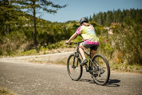 Utomhus Porträtt Vit Glad Flicka Rida Cykel Naturlig Bakgrund Högkvalitativt — Stockfoto