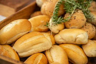 Bir kutlama etkinliği ya da biberiyeyle süslenmiş parti için taze ekşi ekmek. Yüksek kalite fotoğraf