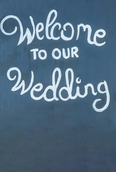 Willkommen Unserem Hochzeitsschild Handgeschrieben Retro Stil Auf Einer Schwarzen Holztafel Stockbild