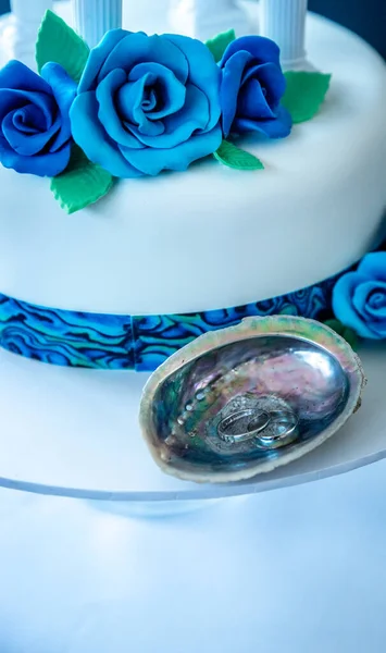ポアシェル 結婚式のアクセサリー お祝いの詳細の結婚指輪 高品質の写真 ストックフォト