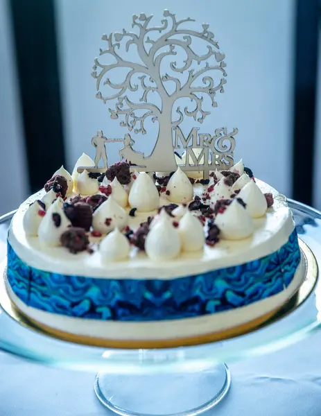 用奶油玫瑰装饰的婚礼或生日蛋糕 高质量的照片 图库照片