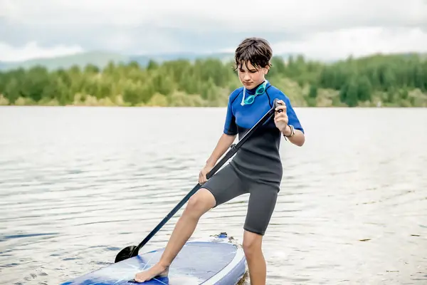 Active Teen Girl Paddling Sup Board River Lake Natural Background 免版税图库图片