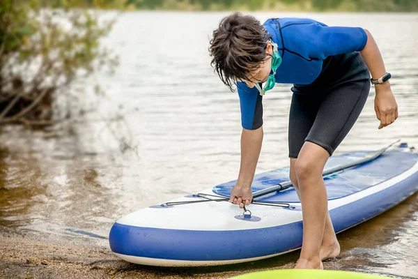 Active Teen Girl Paddling Sup Board River Lake Natural Background 图库照片