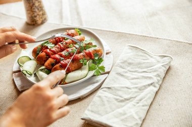 Yemek, barbekü ya da ızgara için servis edilen tavuk ya da domuz sosisi. Yüksek kalite fotoğraf