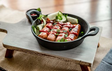 Yemek, barbekü ya da ızgara için servis edilen tavuk ya da domuz sosisi. Yüksek kalite fotoğraf