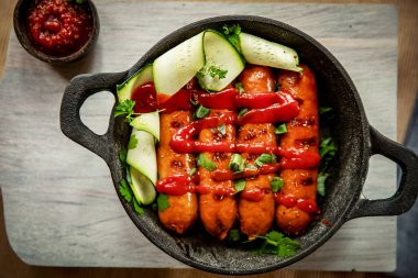 Yemek, barbekü ya da ızgara için servis edilen tavuk ya da domuz sosisi. Yüksek kalite fotoğraf