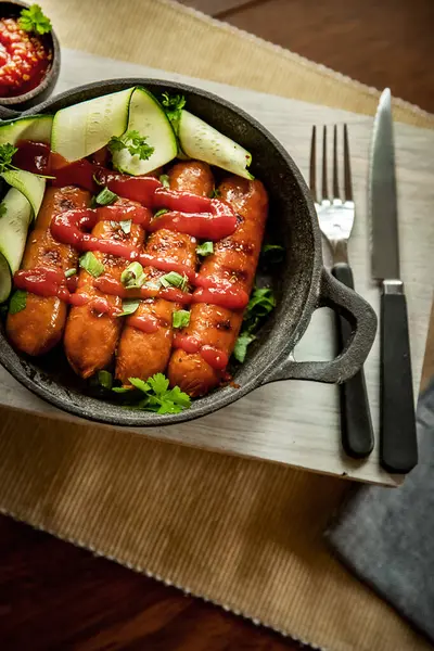 鶏肉や豚肉のソーセージは食事やバーベキューやグリルに使われます 高品質の写真 — ストック写真