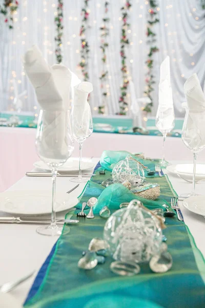 Tischdekoration Bereit Für Eine Feier Geburtstagsfeier Oder Hochzeit Hochwertiges Foto Stockfoto