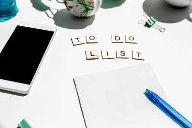 Metal ataçlar beyaz arka planda izole edilmiş, iş konsepti, hafıza hatırlatma kağıdı, iş veya eğitim araçları. Yüksek kalite fotoğraf