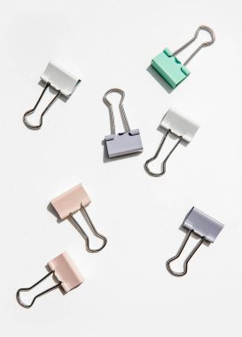 Metal ataçlar beyaz arka planda izole edilmiş, iş konsepti, hafıza hatırlatma kağıdı, iş veya eğitim araçları. Yüksek kalite fotoğraf