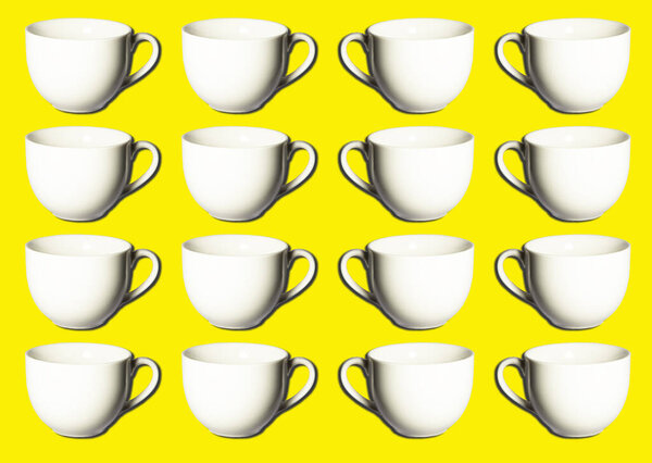 шаблон белого кофе или чашки чая изолированы на яркий красочный желтый фон. Высокое качество фото