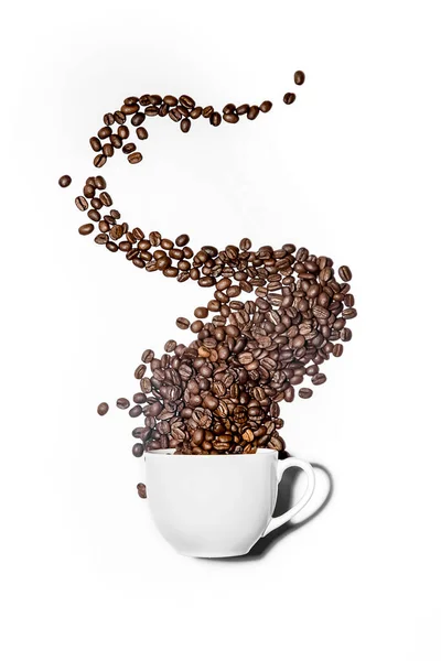 Spritzer Kaffeebohnen Aus Einer Weißen Tasse Isoliert Über Weißem Hintergrund lizenzfreie Stockbilder