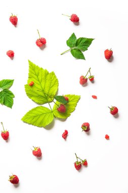 Beyaz arka planda izole edilmiş taze organik ahududu deseni, sağlıklı beslenme, yaz hasadı. Yüksek kalite fotoğraf