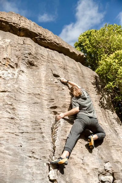 Jovem Adolescente Ativa Fazendo Rock Livre Escalada Pedregulho Penhasco Natural — Fotografia de Stock