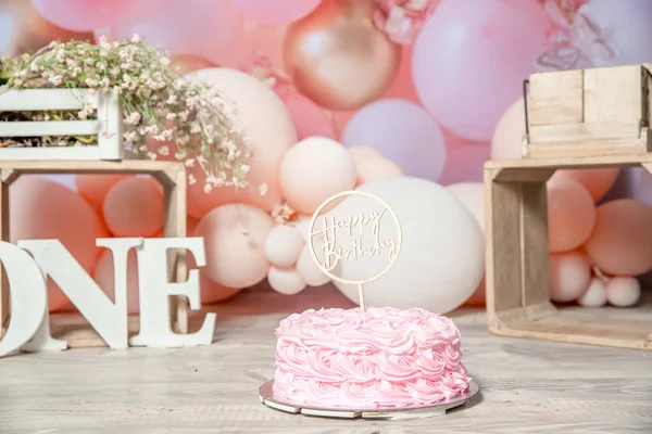 Рожево Біла Прикраса Дня Народження Торт Розбиває Студію Фотосесії Повітряними — стокове фото