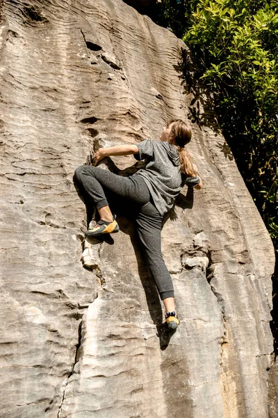 Giovane Ragazza Adolescente Attiva Che Arrampicata Roccia All Aperto Bouldering — Foto Stock
