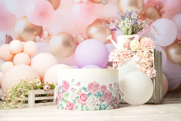 粉红和白色装饰为1岁生日蛋糕粉碎工作室摄影用气球 纸装饰 蛋糕和顶部 高质量的照片 — 图库照片