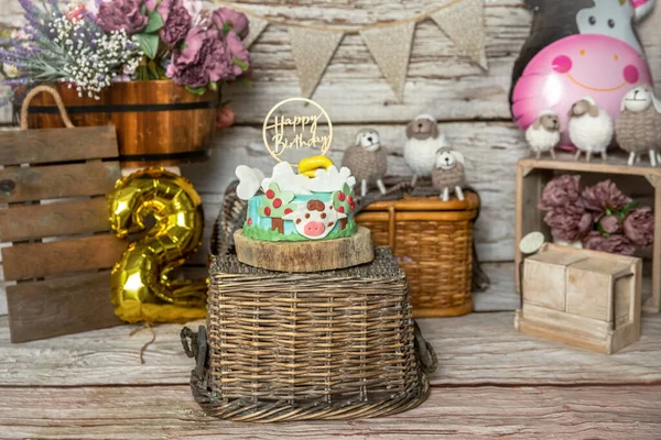 农场风格的装饰 生日蛋糕粉碎工作室照片拍摄与花卉 蛋糕和顶部白色木制背景 高质量的照片 — 图库照片