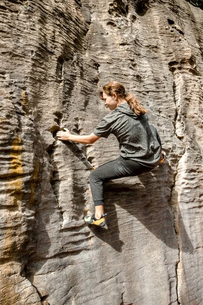 Νεαρό Ενεργό Έφηβο Κορίτσι Κάνει Υπαίθρια Αναρρίχηση Βράχων Φυσικό Γκρεμό — Φωτογραφία Αρχείου