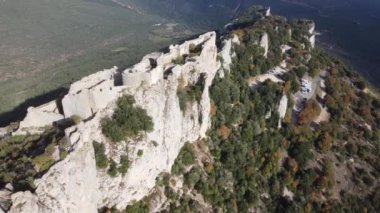 Peyrepertuse Şatosu üstgeçidi. Üst görünüm.