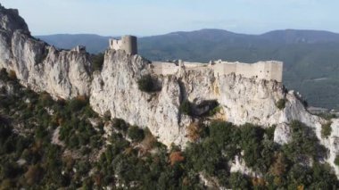 Peyrepertuse Şatosu, yukarıdan aşağıya doğru..