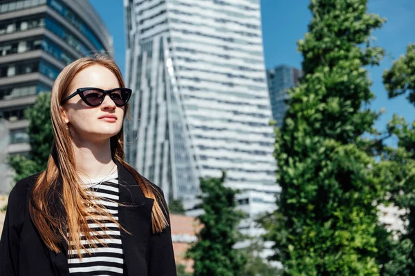 Młoda Kobieta Stojąca Samotnie Patrząc Nowoczesne Wieżowce Centrum Miasta Widokiem — Zdjęcie stockowe