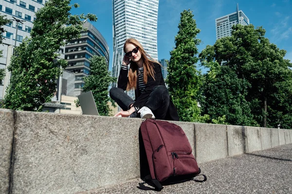 Młoda Studentka Freelancer Plecakiem Laptopem Siedząca Nowoczesnym Wieżowcu Centrum Miasta — Zdjęcie stockowe